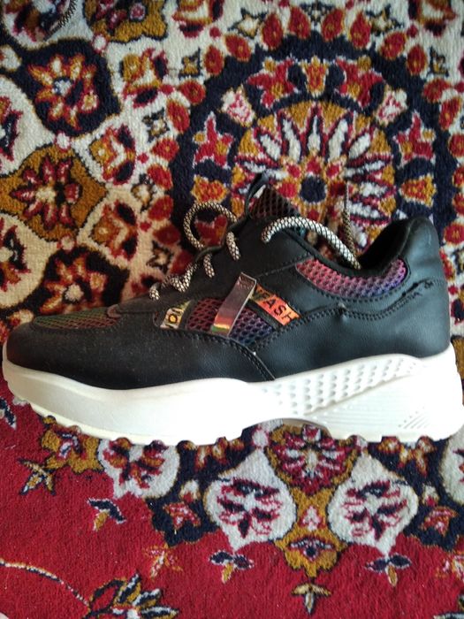 Продам кроссовки