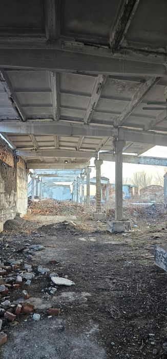 Фундаментные блоки, плиты перекрытия, кирпич.