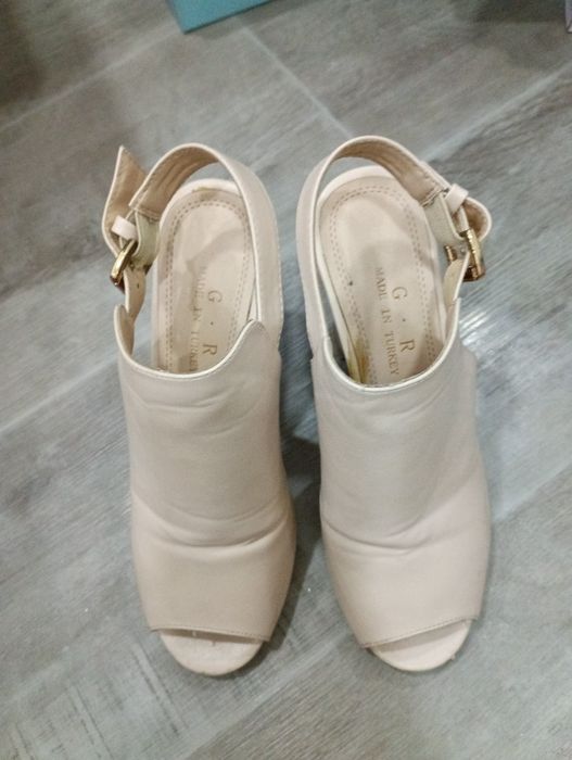 Босоножки 37 размер бежевый