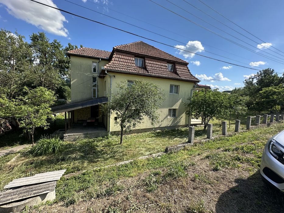 Casă de vânzare cu 64 arii teren