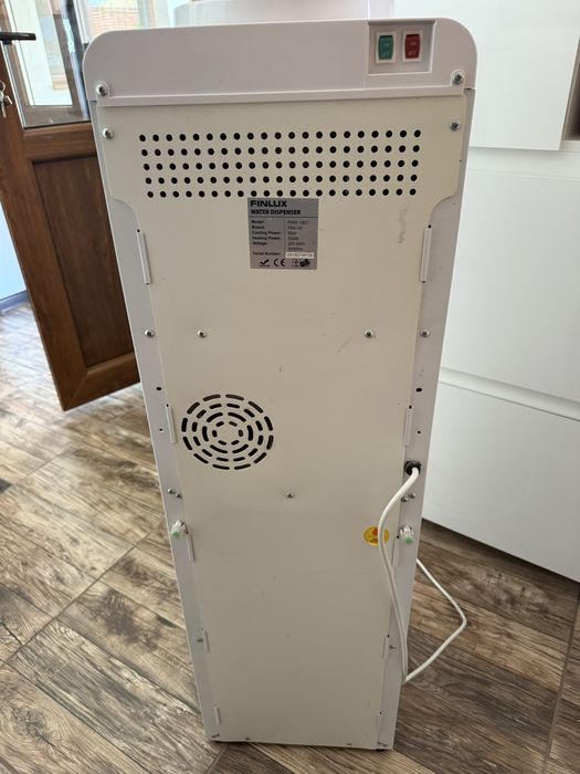 Продавам диспенсър за вода