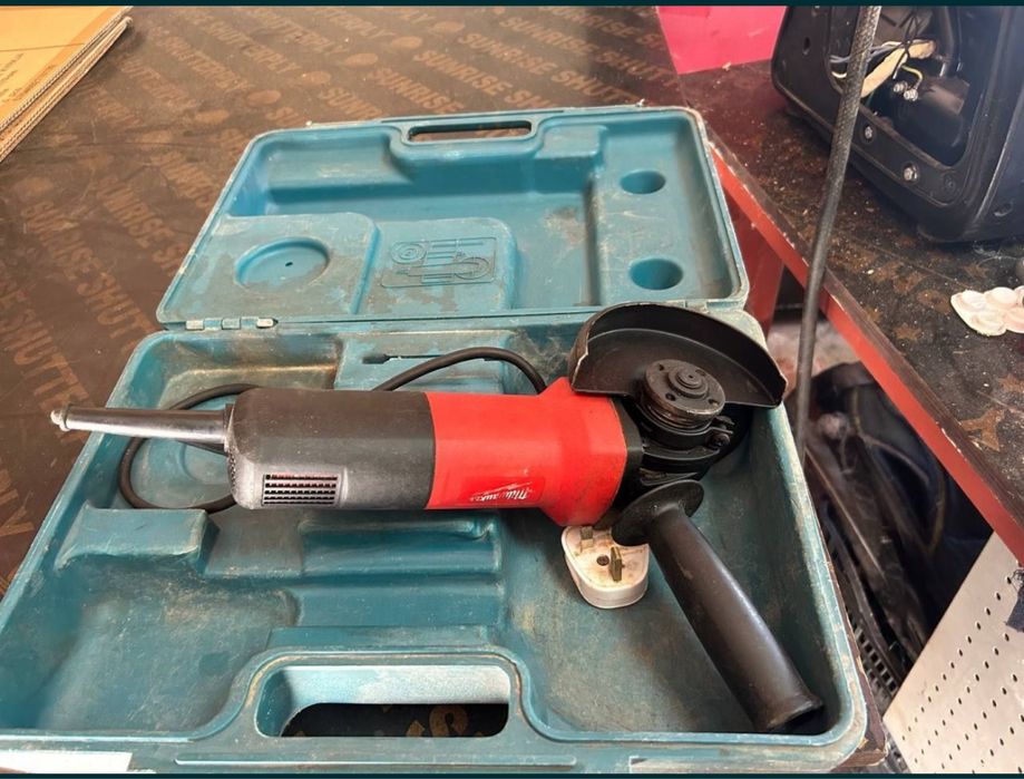 Ъглошлайф макита Makita работи  като ноВ