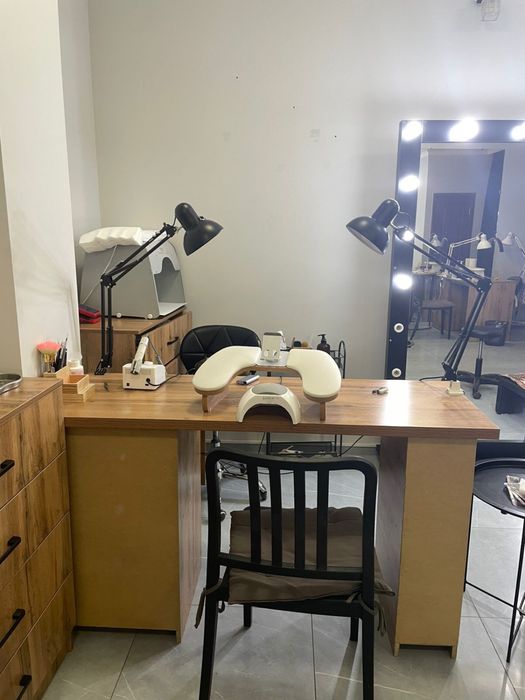 Сдаётся маникюрный стол