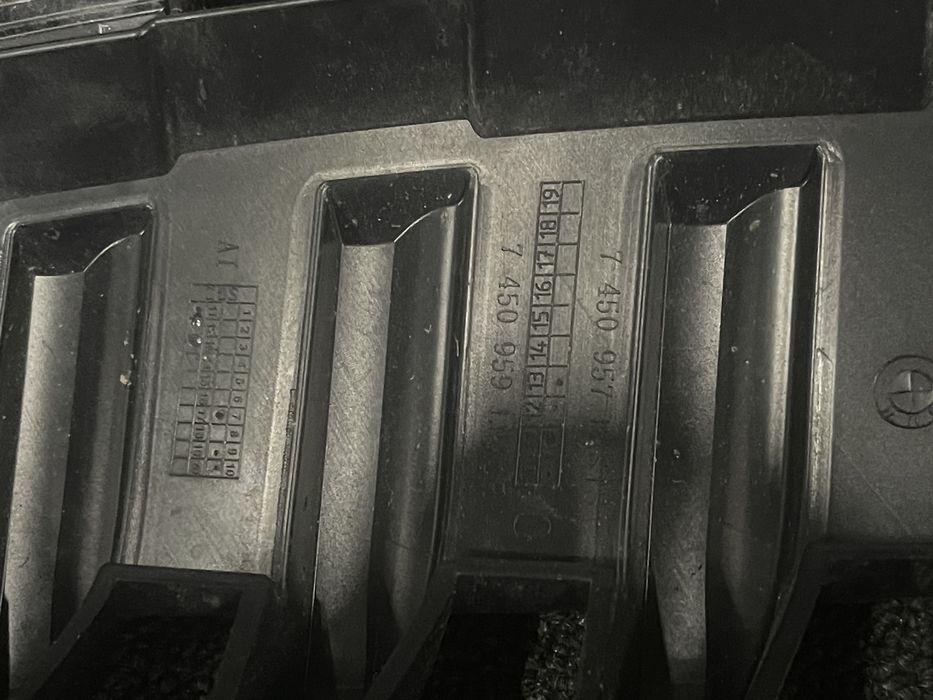 Grila centrala bara fata Bmw seria 1 F40