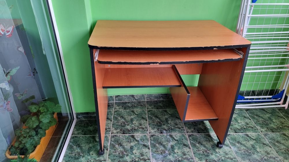 Продавам бюро  за