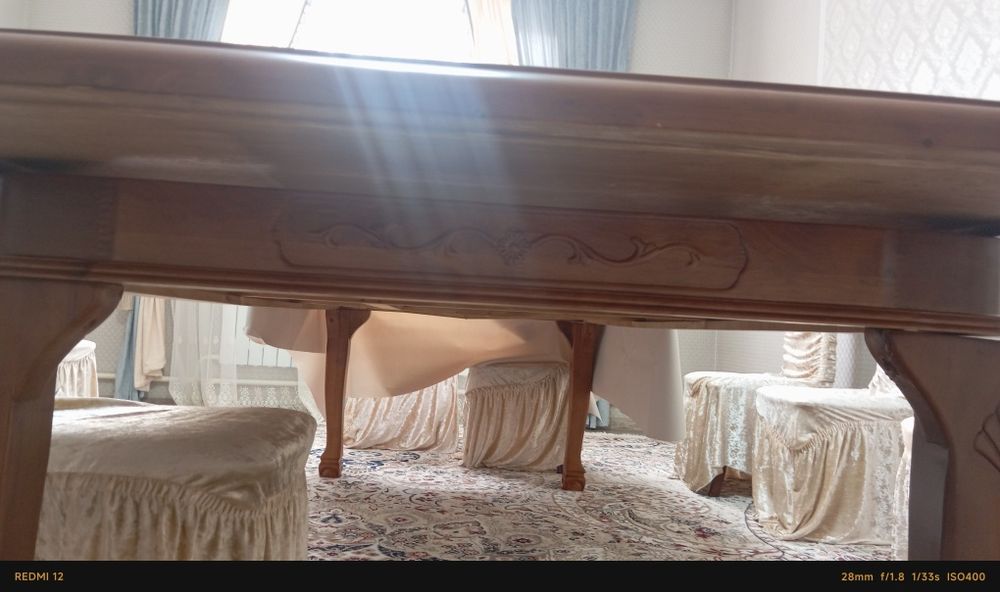 Стол вместе со стульями