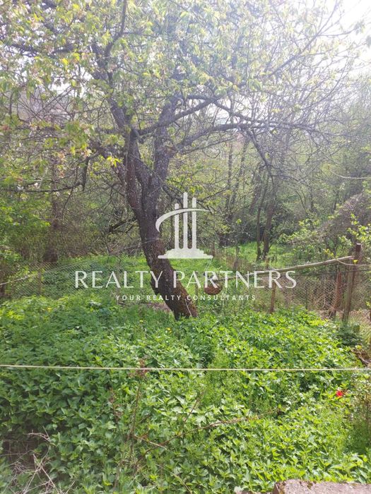 Двуетажна масивна къща с голям двор в китното село Туроковци