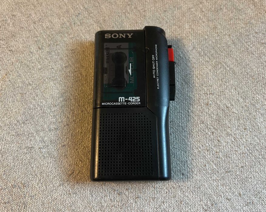 Sony M-425 microcassette recorder cu caseta Maxell MC-60UR