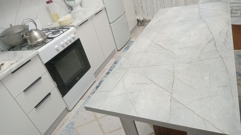 Продаю кухонный стол 160/70  новая