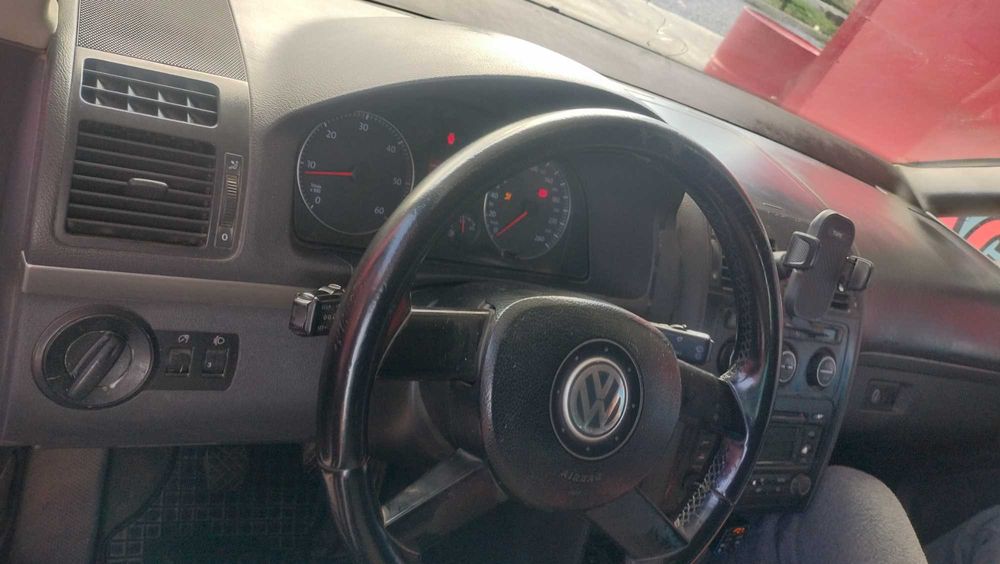 Vând Volkswagen Touran