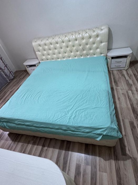 Спальный кровать в комплекте 2 тумба, туалетный столик зеркалами