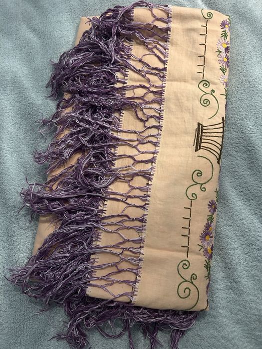 Fata de masa brodata manual