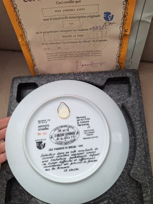 Декоративни чинии " Жените на века"