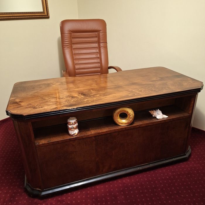 Mobilier birou clasic: masa, scaun si biblioteca