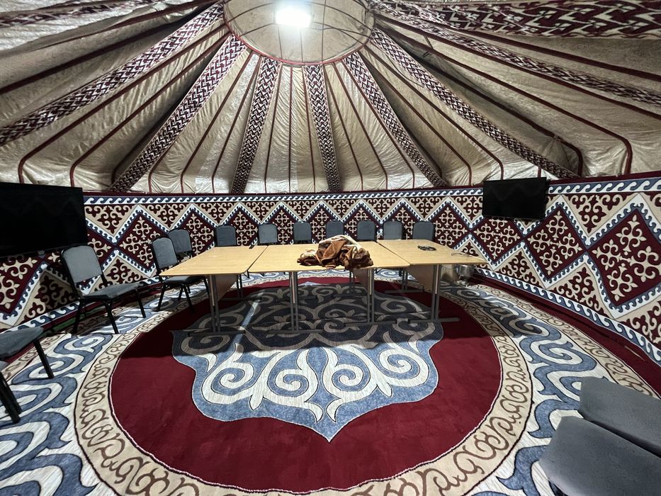 Юрта с подиумом с коврами Оскемен