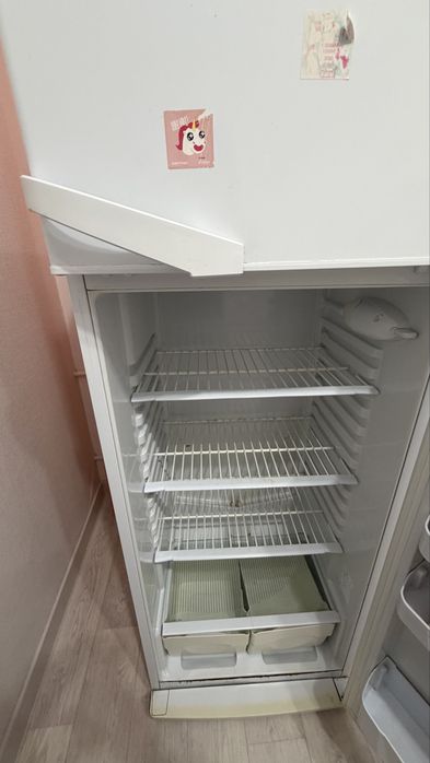 Продам двухкамерный холодильник Indesit