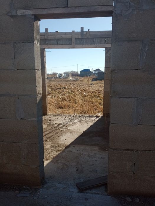 Участок с недостроенным домом