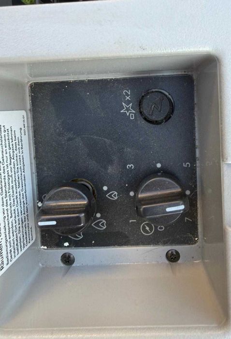 Frigider Dometic funcționează la 12V, 220V și gaz.