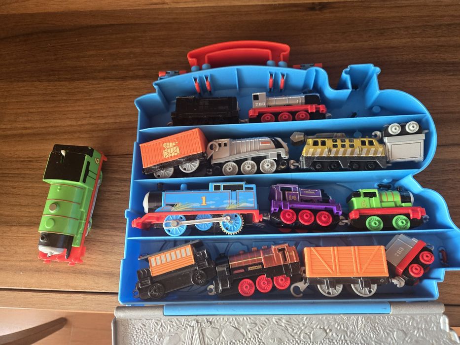Влакчета Thomas- 8 метални и 2 на батерии