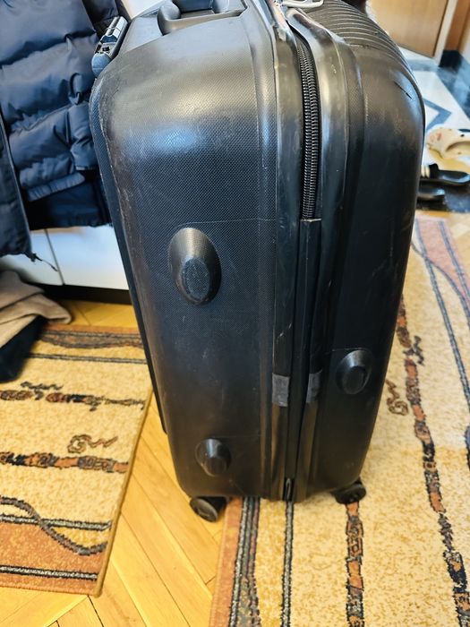 Голям твърд куфар