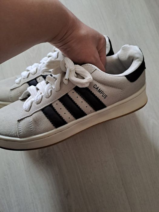 Zhenskaya obuv prodaets