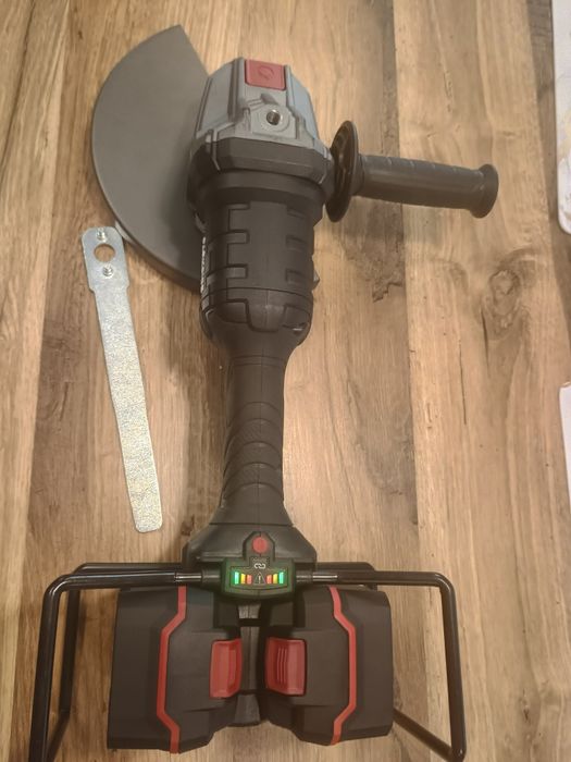 - Flex fara acumulatori și fără încărcător ,aplicatie,BT,turatie variabila

- Lipsa piulițe prindere disc 
-Produs nou probat fata disc .
Predare Braș