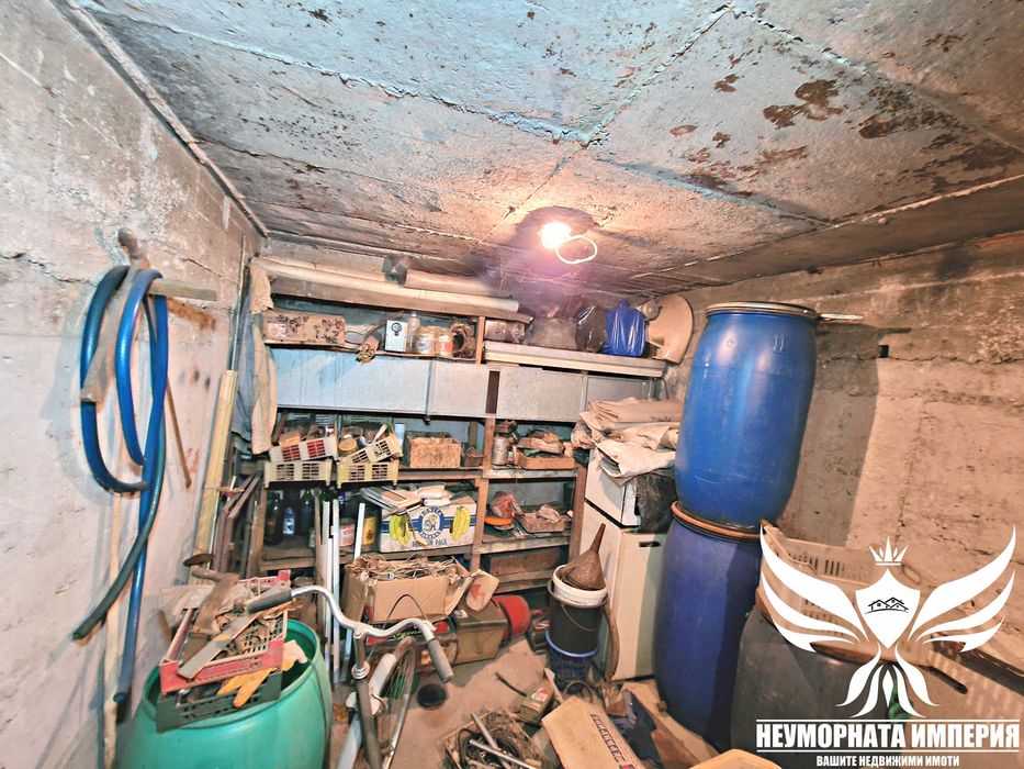 Продавам масивен гараж 15кв.м. в Асеновград, широк център