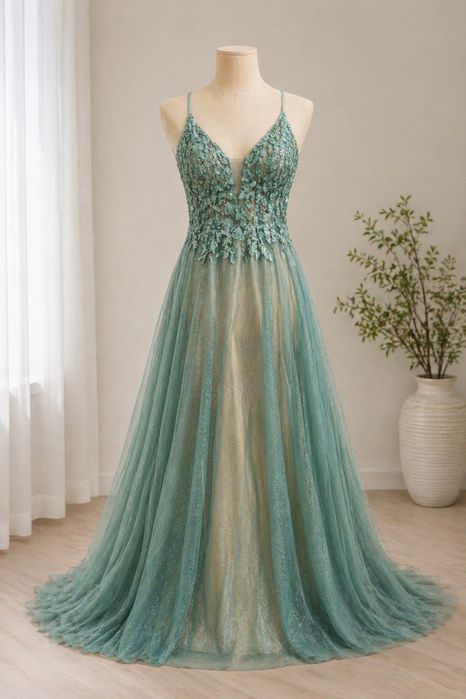 Много стилна и ефектна, идеална за абитуриентски бал, фотосесия, сватба, вечерно събитие или празник.