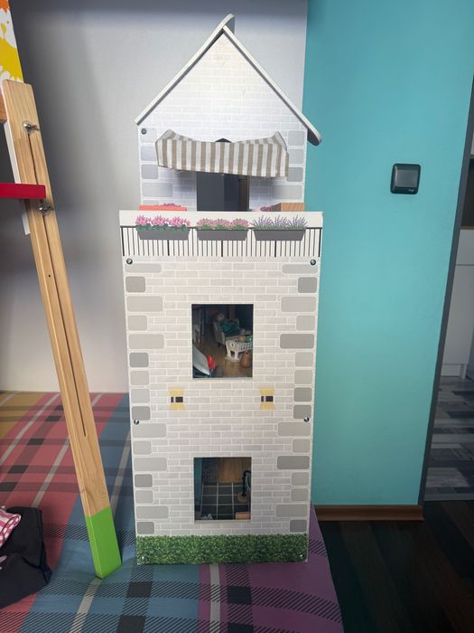 Дървена къща с мебели и човечета