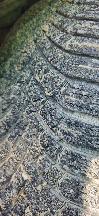 Гуми Brigestone - 215/65/17, с джанти и тазове за Шкода комлект 4 бр.