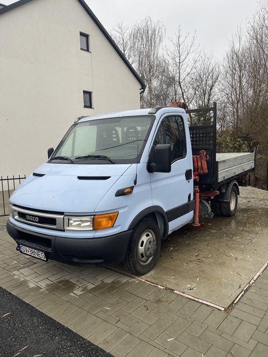 Camioneta basculanta cu macara