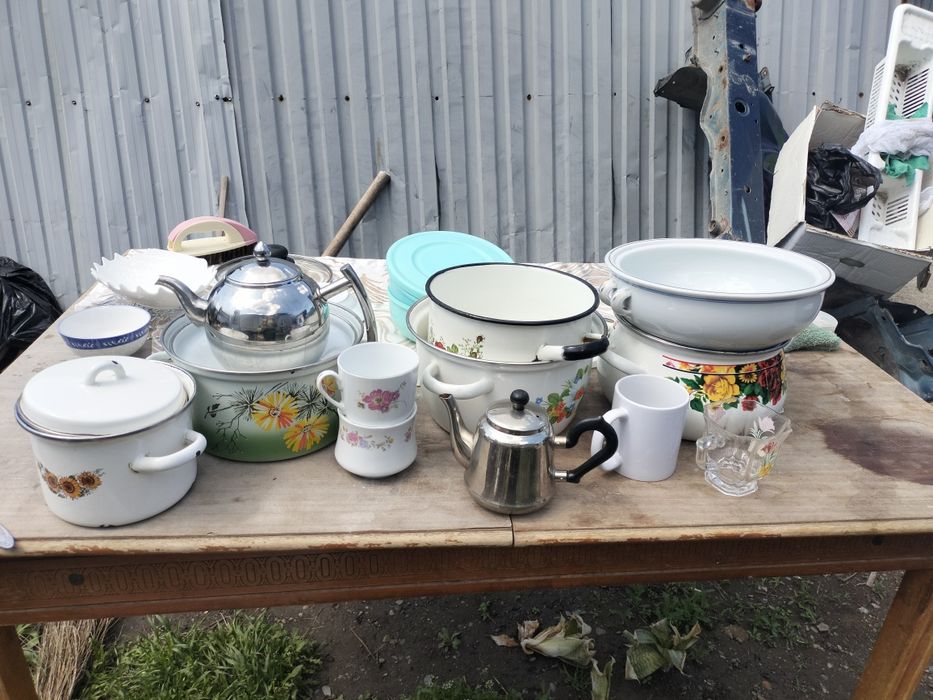 Продам кастрюли и чайник