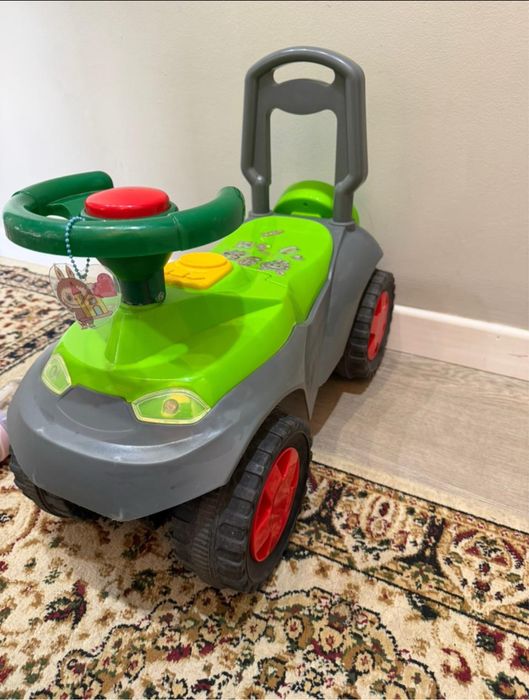 Продам машинку детскую