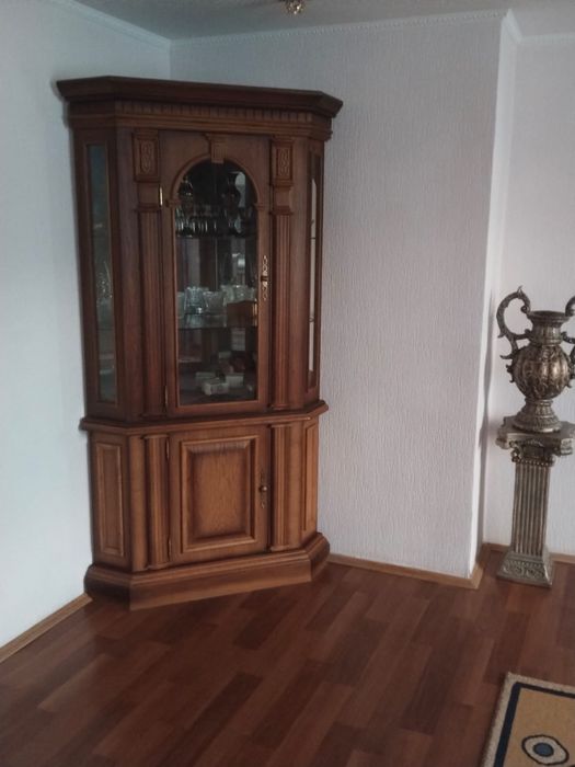 Продам угловой шкаф-витрину из массива дерева