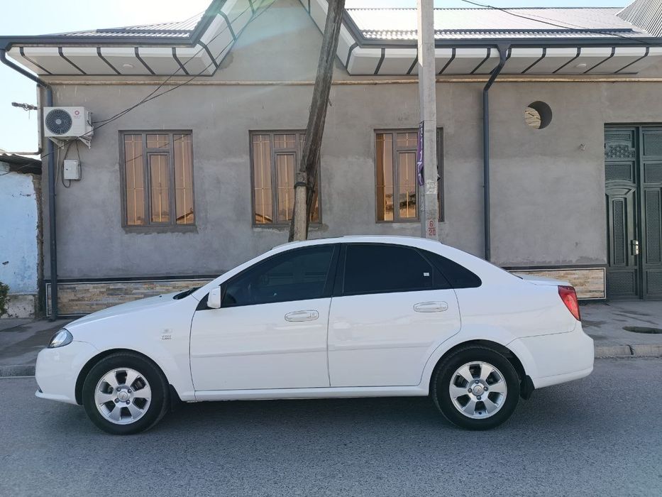 Jentra 3-pozitsa oq rangda aftamat