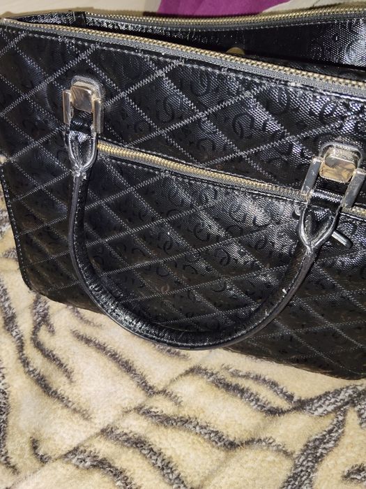 Оригинална чанта на Guess
