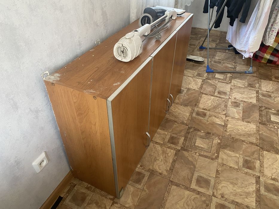 Стол, шкаф отдам