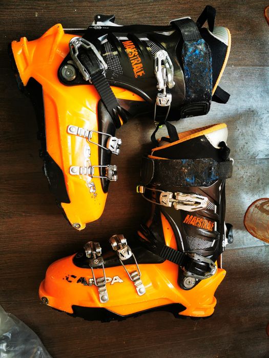 Vand decor metal gravat destul de gros circa 2kg si semnat