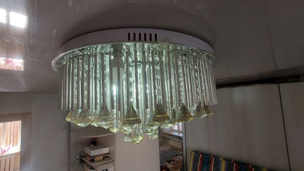 Продам люстру в зал либо в  гостиную