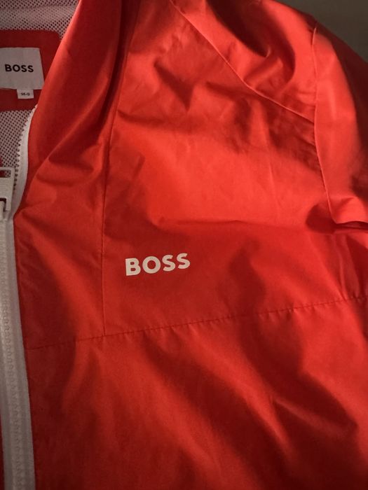 Hugo ветровка червена