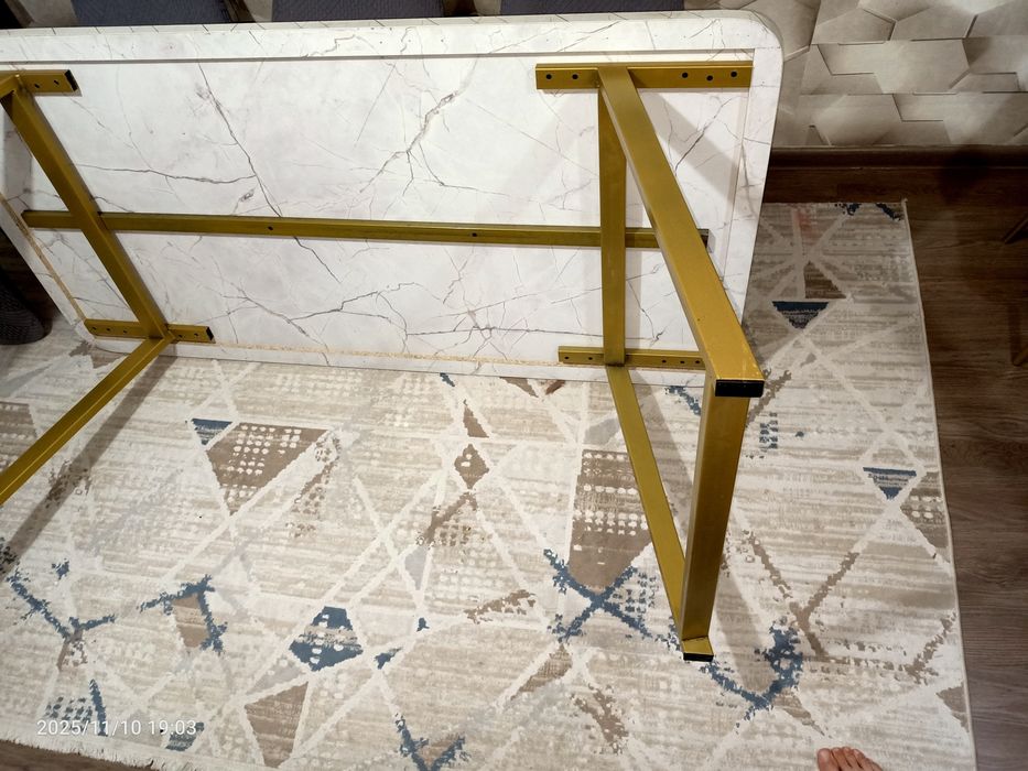 Продам кухонный стол, без стульев