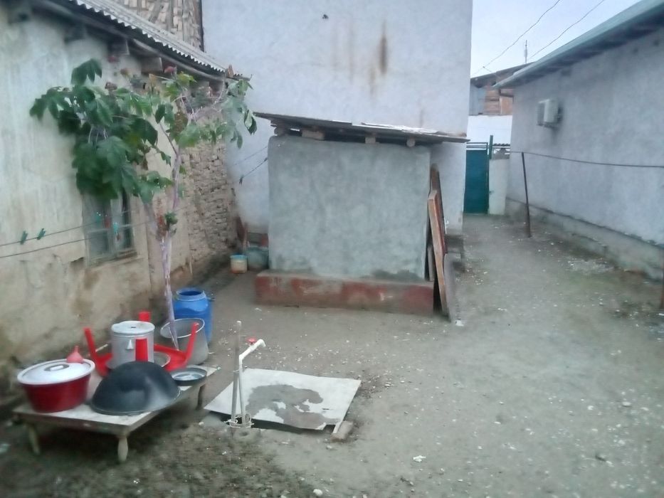 Mahallada uy sotiladi..