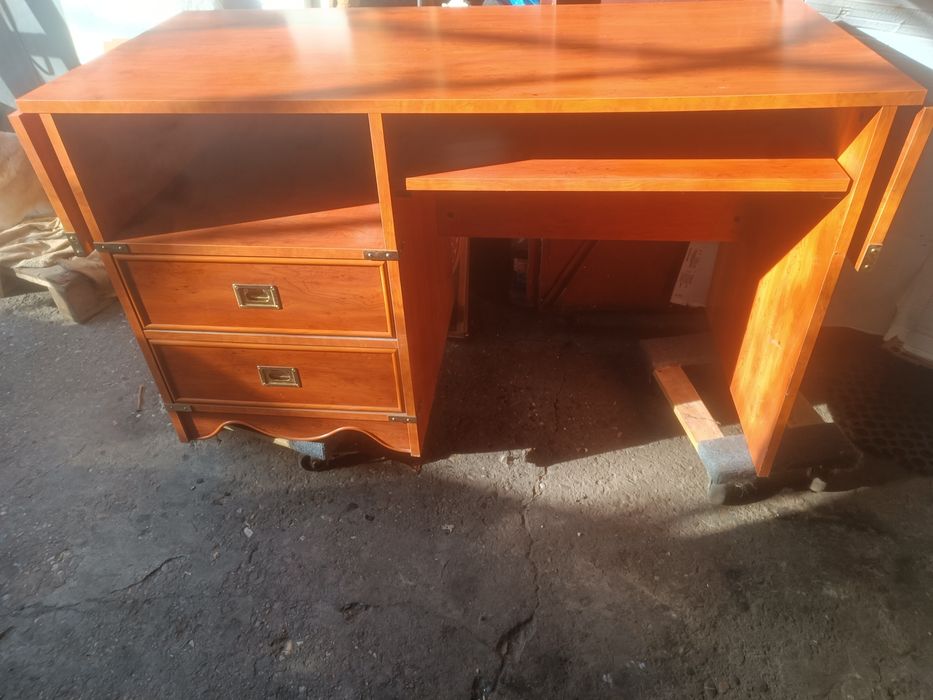 Cuier,scaune,  rame tablouri, birou