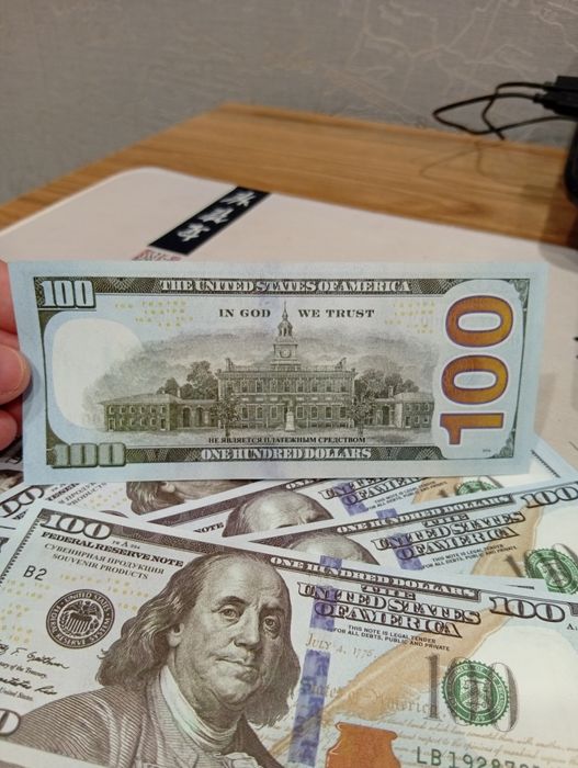 Продам сувенирные деньги 100$