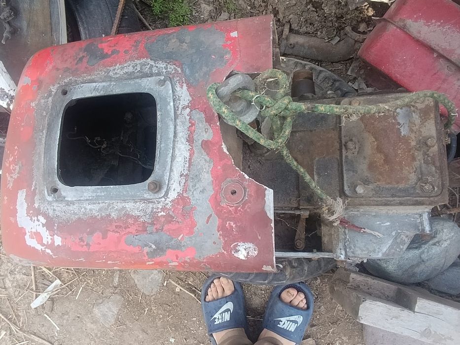 Тракторшы маторы, степ тұрған матор