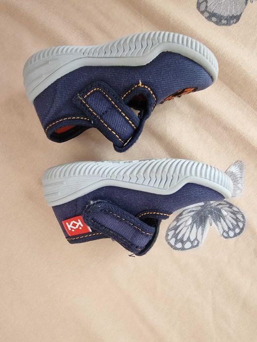 Детски дънково сини пантофи с бродирани топки КК