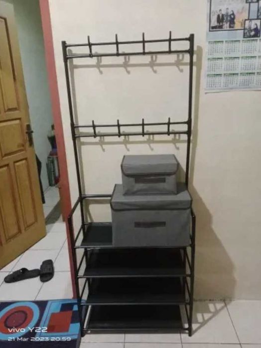 Закачалка за дрехи в коридора за съхранение на шапки, чанти и обувки