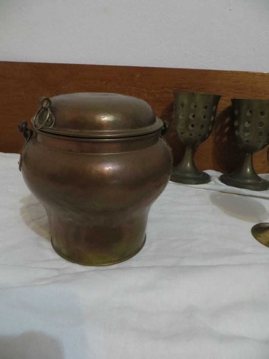 Медни и бронзови свещници и съдове