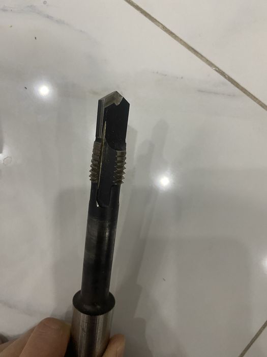 метчик для нарезания внутренней резьбы.