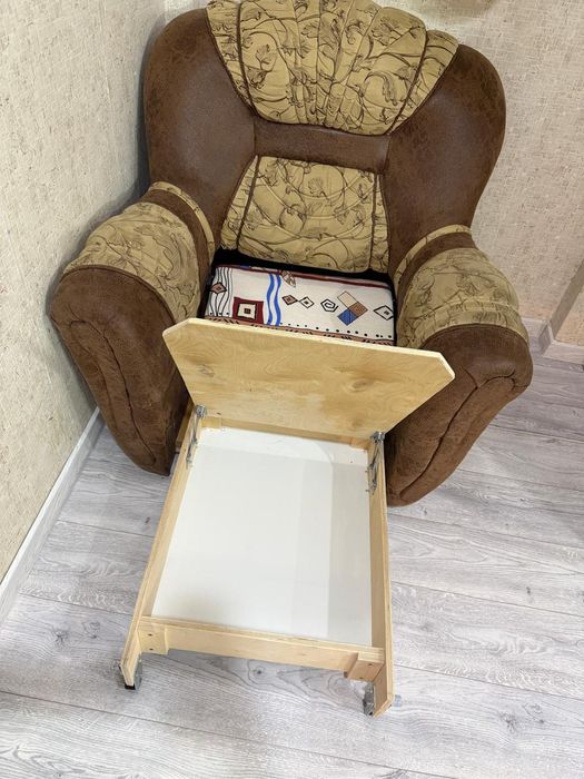 Диван екі креслосымен сатылады.